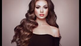 تمكين جمال امرأة سمراء: احتضان التنوع في تصفيفة الشعر