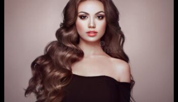 تمكين جمال امرأة سمراء: احتضان التنوع في تصفيفة الشعر