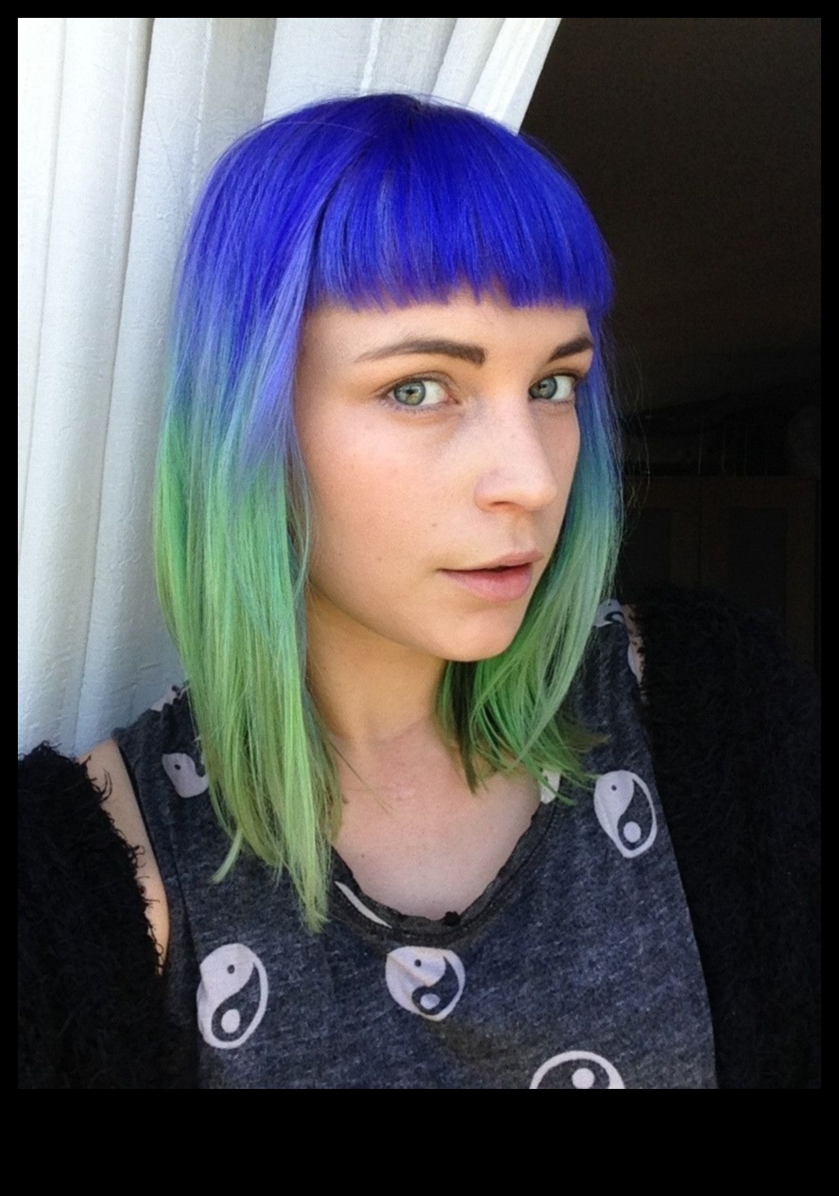 اللون الأزرق والأخضر الكهربائي: أفكار مستقبلية لتلوين الشعر