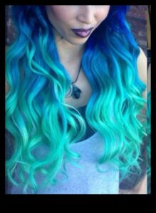 اللون الأزرق والأخضر الكهربائي: أفكار مستقبلية لتلوين الشعر