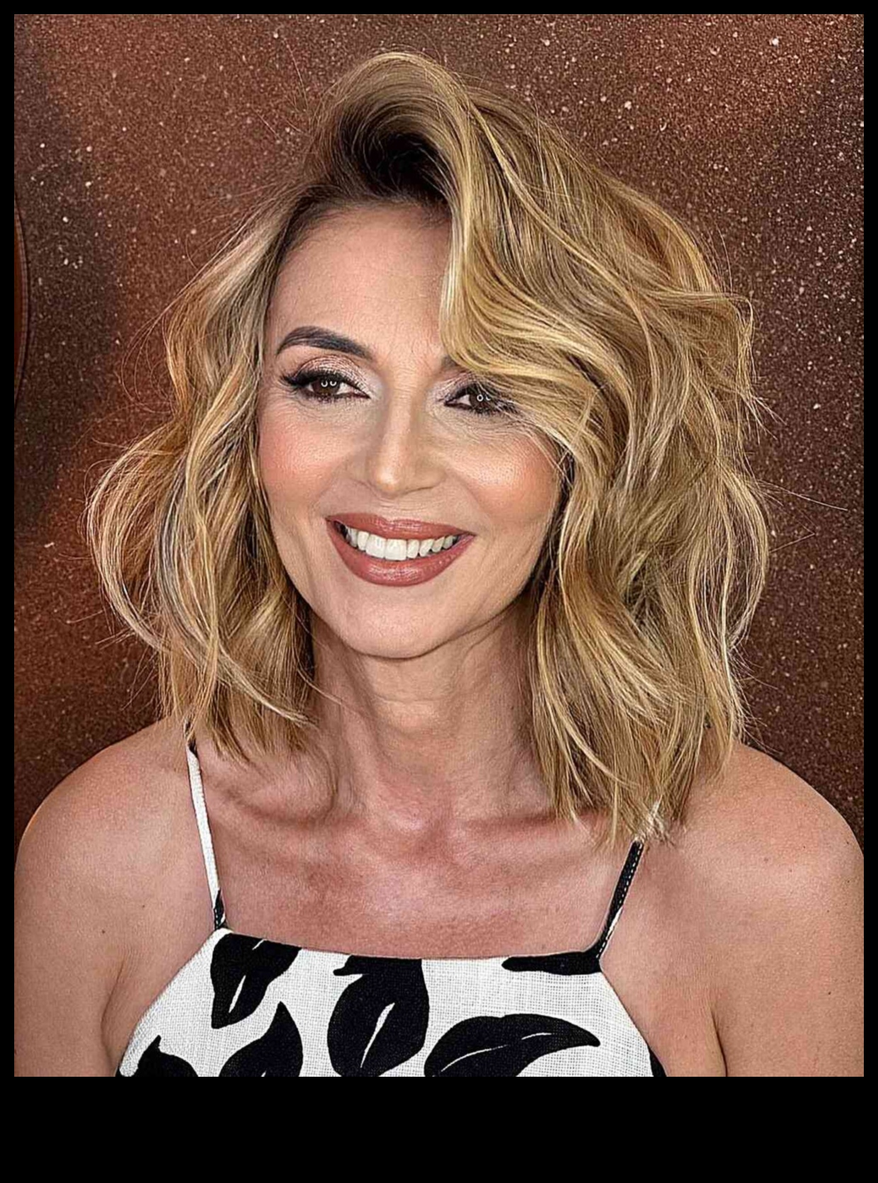 أناقة وبساطة قصات الشعر المتوسطة الأنيقة للتألق اليومي 2 أناقة بلا مجهود: قصات شعر متوسطة الحجم وأنيقة للتألق اليومي