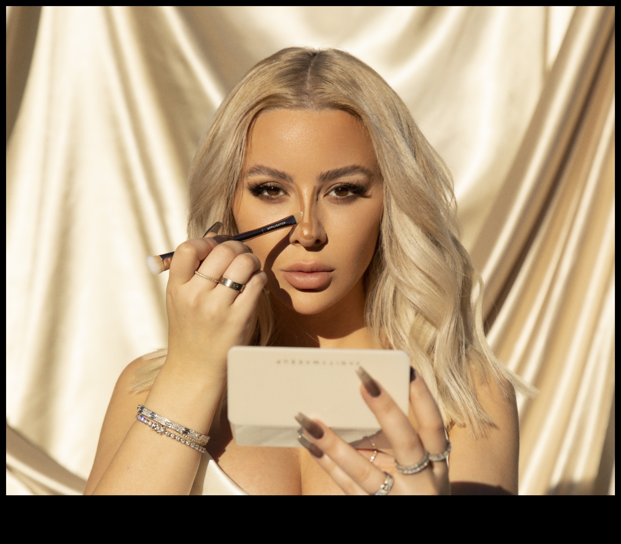 الشعر الأشقر والشفاه الحمراء مزيج خالد من السحر والأناقة 4 الشعر الأشقر والشفاه الحمراء: مجموعات كلاسيكية براقة