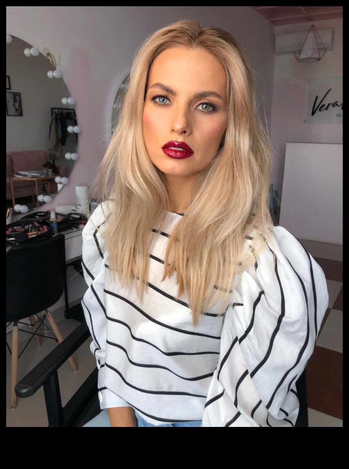 الشعر الأشقر والشفاه الحمراء مزيج خالد من السحر والأناقة 2 الشعر الأشقر والشفاه الحمراء: مجموعات كلاسيكية براقة